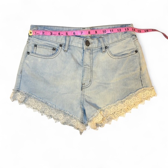Free People Denim Shorts Womens 26 Light Wash Crochet Lace Trim Distressed Boho - Picture 4 of 7